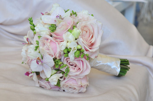 Beautiful pink rose wedding bouquet with fresh flowers, same day delivery available in Los Angeles