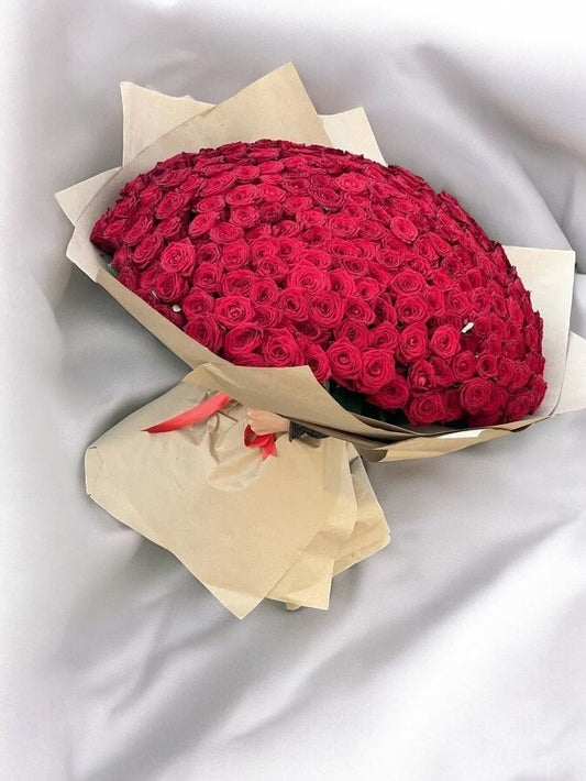 Elegant bouquet of fresh red long roses with same day delivery by top florist in Los Angeles, perfect for gifts, celebrations, and special occasions.
