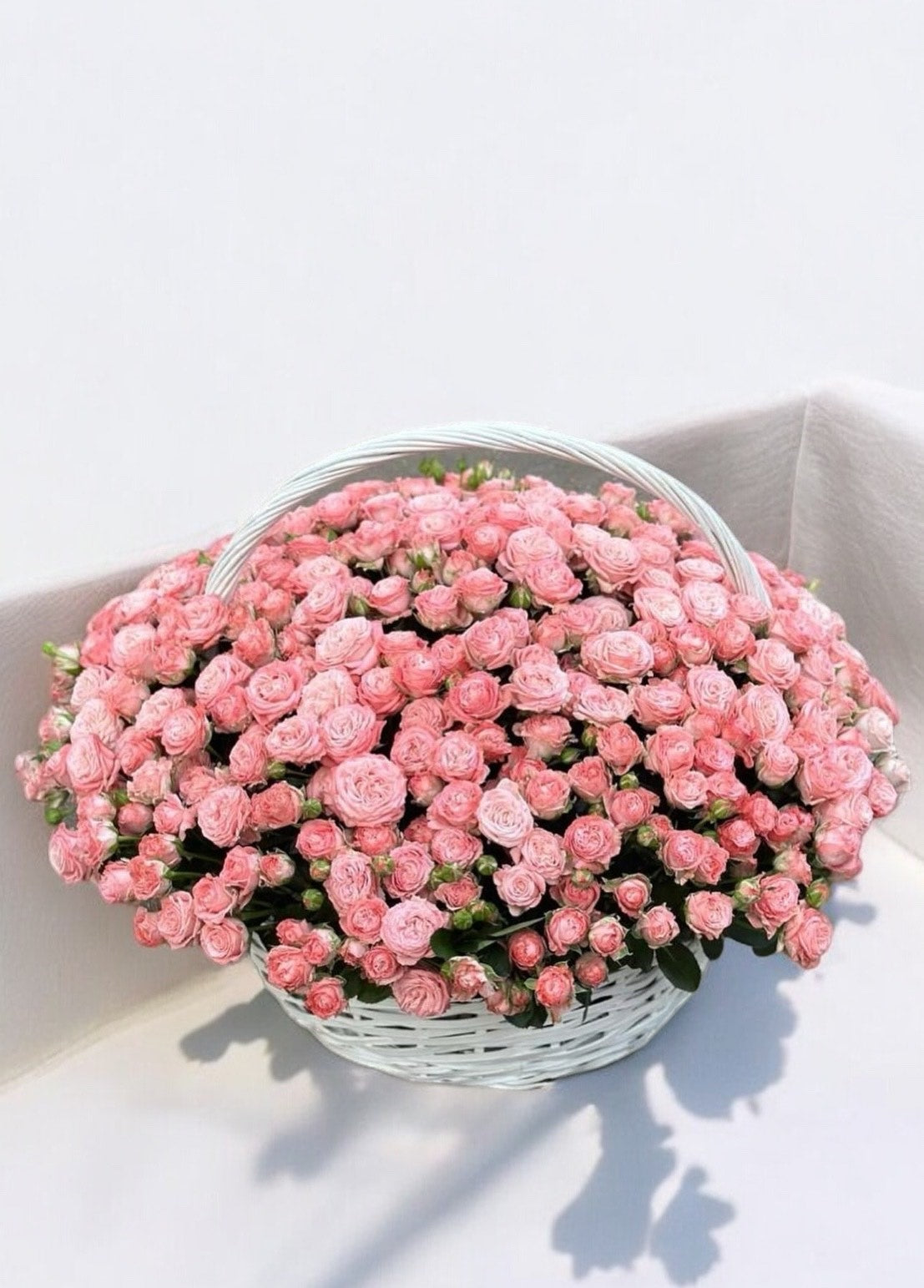 Exquisite Basket with Pink Roses and Bush Roses 70 pieces