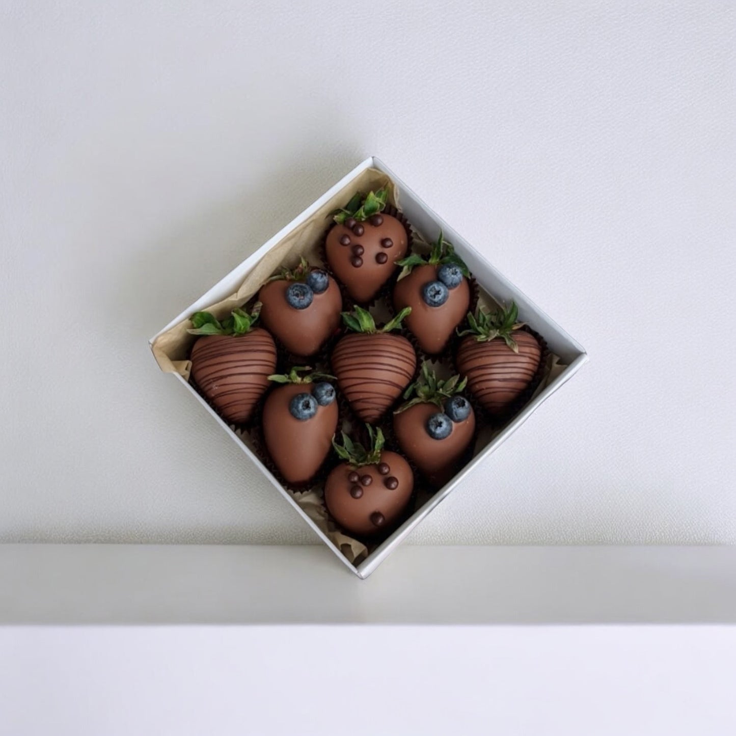 12 strawberries in chocolate with blueberries