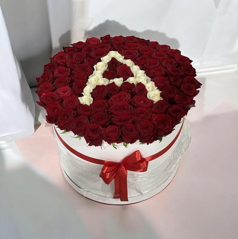 Amazing roses in a box with a letter