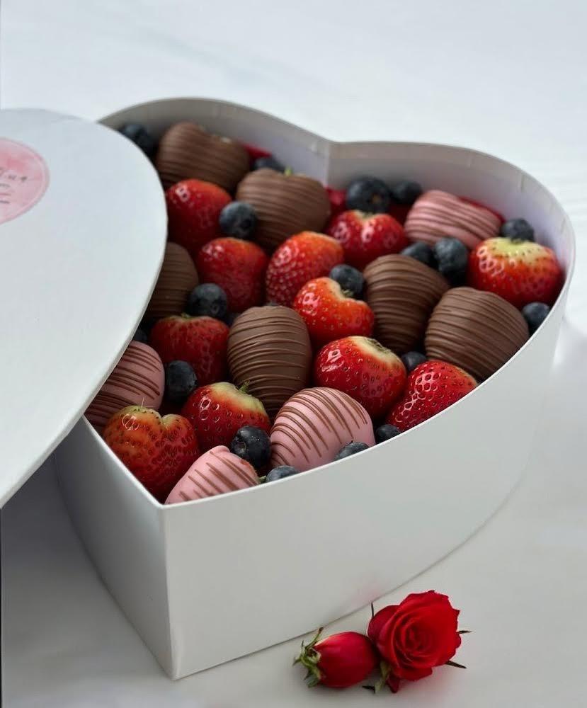 Chocolate covered strawberries in a box